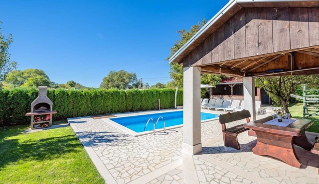 Family villa with a pool near Pazin in Pazin