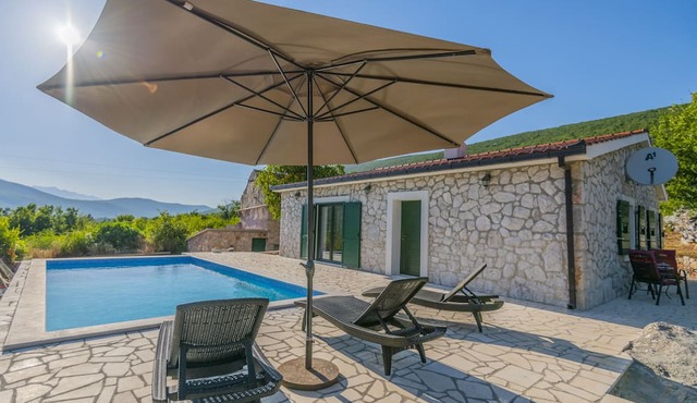 Wonderful small villa in Dalmatian Zagora with pool in Slivno