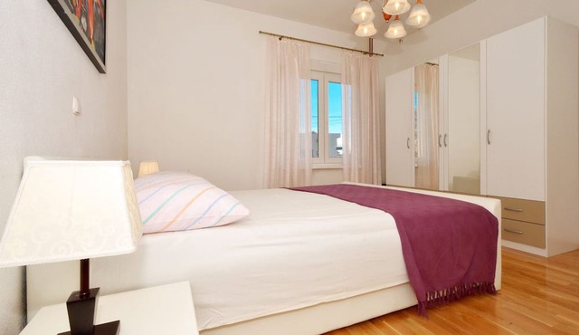 Zita - Spacious Apt with 2 Bedrooms & 2 Bathrooms, Kaštel Novi
