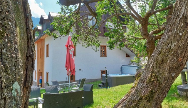 Apartment Planica 3 with a garden & a hot tub in Kranjska Gora
