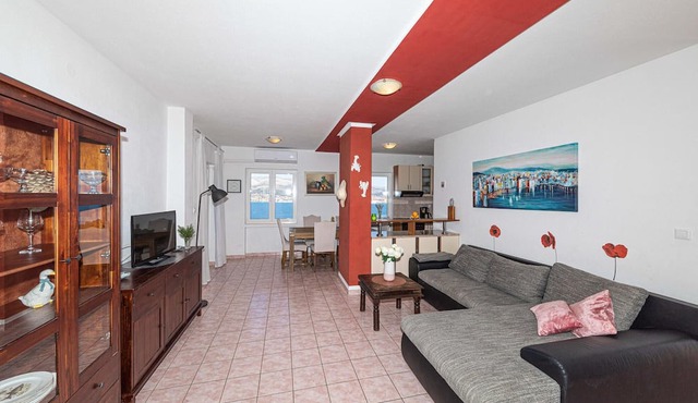 4 bedroom amazing apartment in Okrug Donji