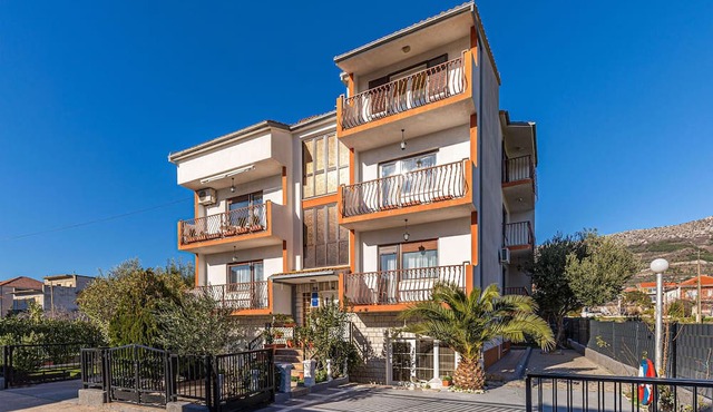 Awesome apartment in Kastel Kambelovac with WiFi