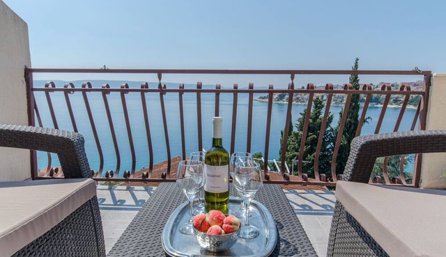 Apartments Bee Maja (30881-A3) - Okrug Gornji (Ciovo)
