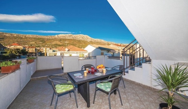 Beach front apartment in Kastel Kambelovac