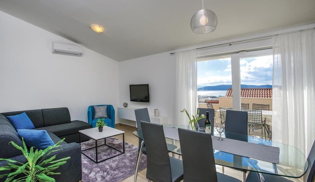Beautiful apartment in Kastel Gomilica with WiFi