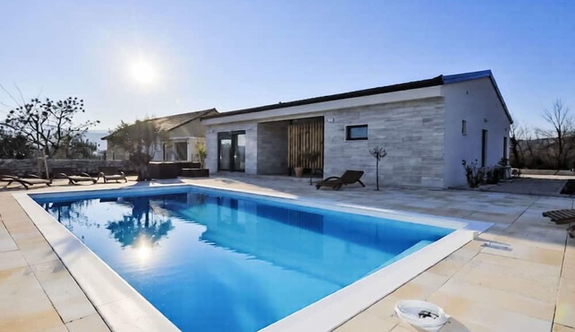 Stunning private villa for 8 guests with internet, private pool, A/C, TV and terrace