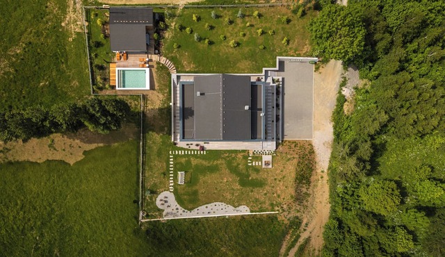 Forest villa with heated pool, jacuzzi, sauna and space for fun