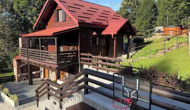 Stunning private villa for 6 people with private pool, WIFI, hot tub, TV and terrace