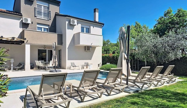 Beautiful private villa for 10 guests with WIFI, private pool, A/C, TV and terrace