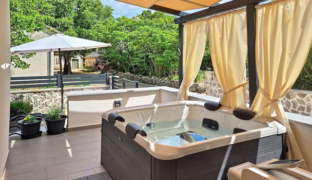 Stunning private villa for 2 people with internet, A/C, hot tub, terrace and pets allowed