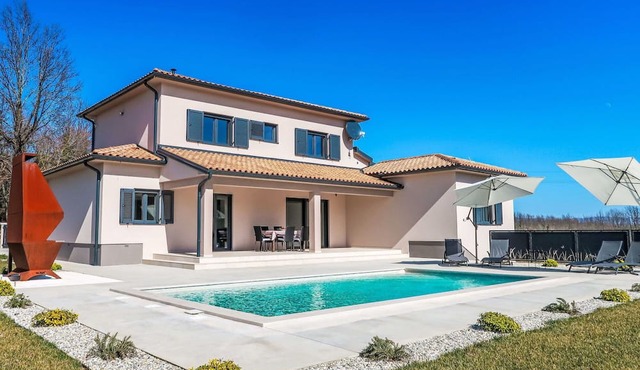 Beautiful private villa for 8 guests with A/C, WIFI, private pool, TV and terrace