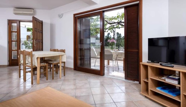 Dolac Green Side Apartments in Jelsa