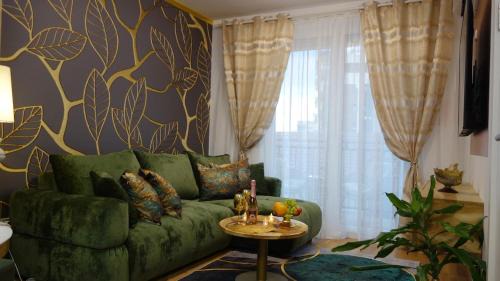 Oak Luxury Jacuzzi Suite in Subotica