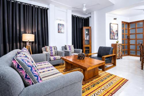 Opulent Antique 6BR Independent Villa in Gurugram in Gurgaon