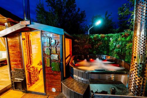 Green Nest Retreat - Sauna, Hot Tub & Garden in Petroşani