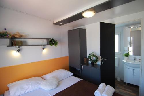 Camping Adria Mobile Homes in Camping Kastanija in Novigrad Istria