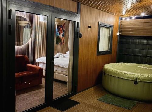 Feli Lodge with hot tub and private deck! in Bosanska Gradiška
