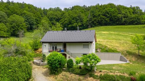 House in Šentrupert, a house in the countryside, in a quiet valley is Mkčelnova hiša in Šentrupert