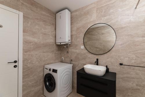 VILLA DOŽDOR - brand NEW 130 m2 luxury three-room apartments - excellent location near the beach and the town center - view of the sea and the bay - secured free parking in Milna