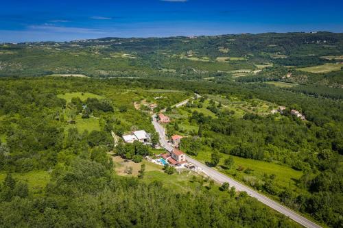 Villa Blazeni Miroslav Bulesic in Central Istria for 8 people with private heated pool and sauna in Vranje Selo