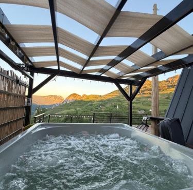 Catunu lupului village Cabana Monte Benito in Cotorăşti