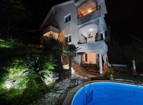 Villa Georgina with cats in Opric