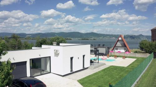 Danka Pool House in Usije