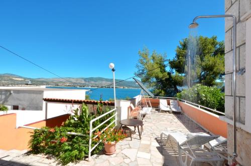 Apartments by the sea Arbanija, Ciovo - 8651 in Trogir