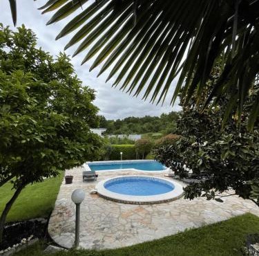 Sunny Apartment with swimming pool Stolac in Stolac
