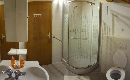 Rooms with shared kitchen Zver, great for hikers in Cerkno