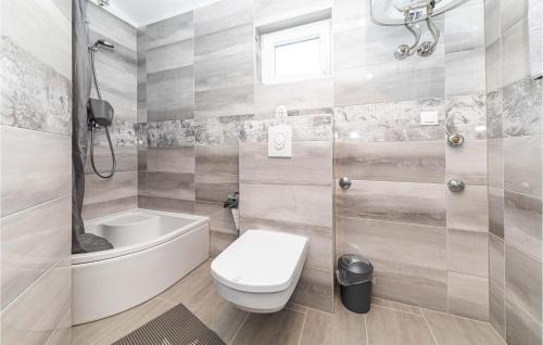 Nice Apartment In Kastel Luksic With Wifi in Kaštela